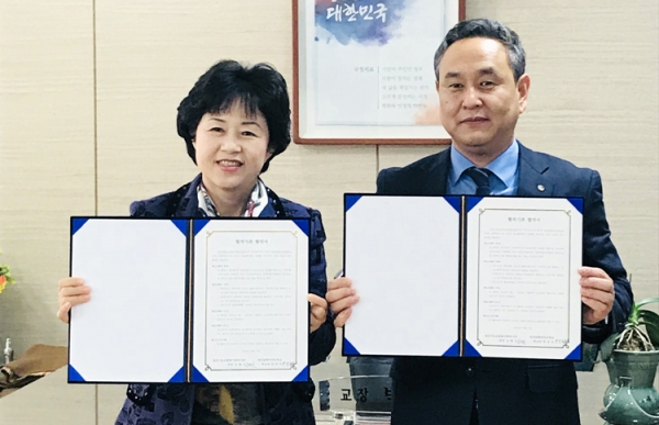 박양숙 대전문화여중 교장(왼쪽)과 김태진 대전기독교사회복지관장(오른쪽)이 업무협약을 체결했다.