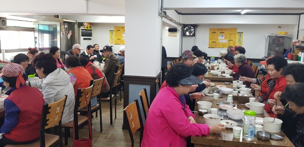 28일 유천2동 꿀돼지식당에서 홀몸노인 100여명에게 오찬을 제공했다.