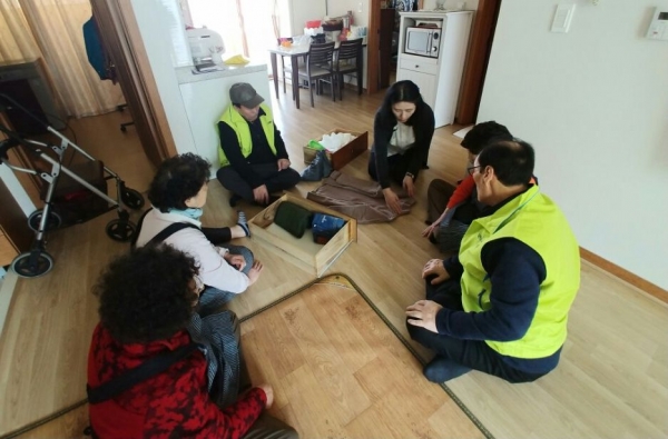 정리수납전문기업 '하기' 산하 한국정리수납교육센터 컨설턴트가 어르신들에게 옷 개는 방법을 알려주고 있다.