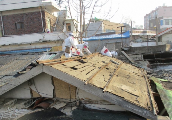 용두동 맞춤형복지팀에서 홀몸노인 가정 방문으로 발견한 붕괴 위험이 있는 지붕의 개량공사 모습