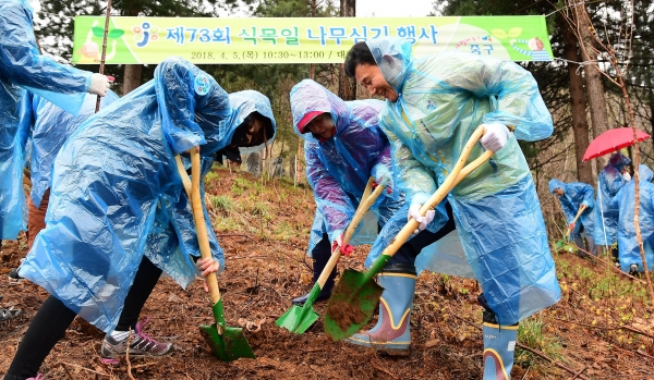 침산동 일원에서 박용갑 중구청장을 비롯한 200여 직원이 식목일을 맞이해 나무를 심었다.