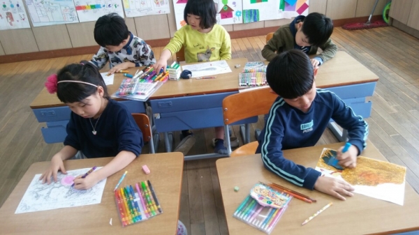 석송초 학생들이 독도교육주간을 맞아 독도 자연 기념우표 색칠하기를 하고 있다.