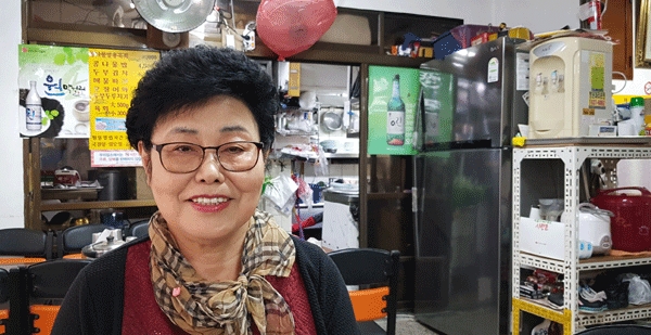 김연화 대표  경북 상주에서 대전 흑석리로 시집을 와 3년만 해본다고 시작한 콩나물잡집이 40년이 흘렀다. 이제는 대전 콩나물밥의 명소로 추억의 장소가 됐다.