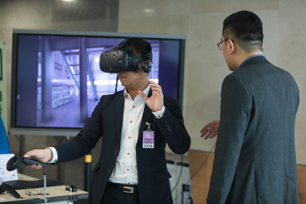 코리아텍 온라인평생교육원은 16일 국회의원회관 제2소회의실에서 열린 ‘2018 평생직업능력개발 포럼’행사장 앞 로비에서 가상훈련 체험관 부스를 설치, 가상현실(VR) 기반 가상훈련 콘텐츠를 시연했다.