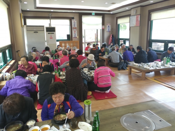 18일 대별동 별천지식당은 지역 어르신들을 초청해 점심식사를 제공했다.