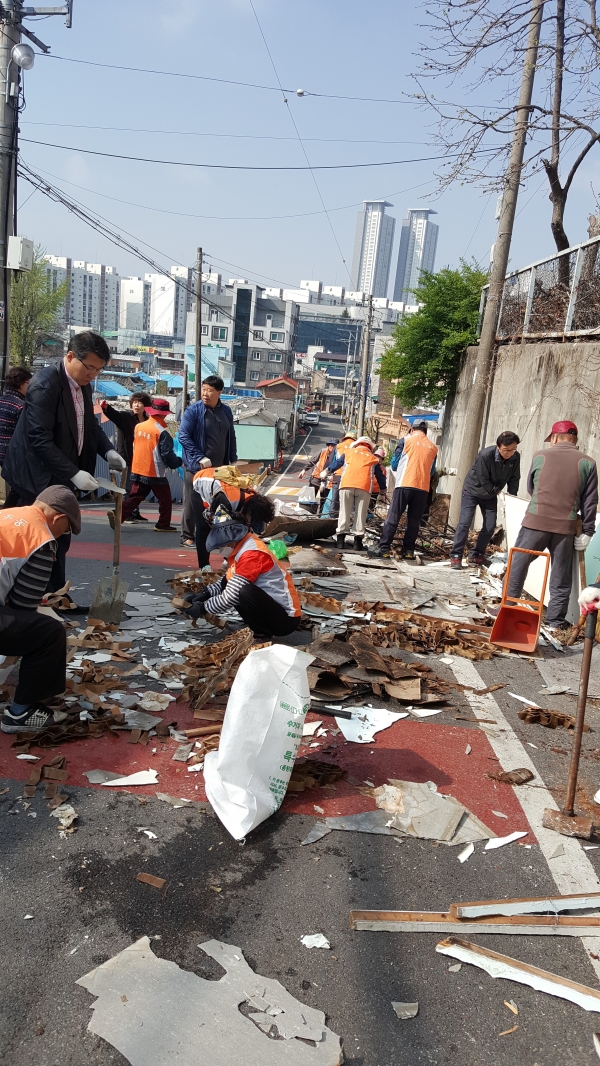 18일 용두동 주민센터 직원과 주민,노인일자리 참여자가 주민이 방치한 생활쓰레기 수거에 나섰다.