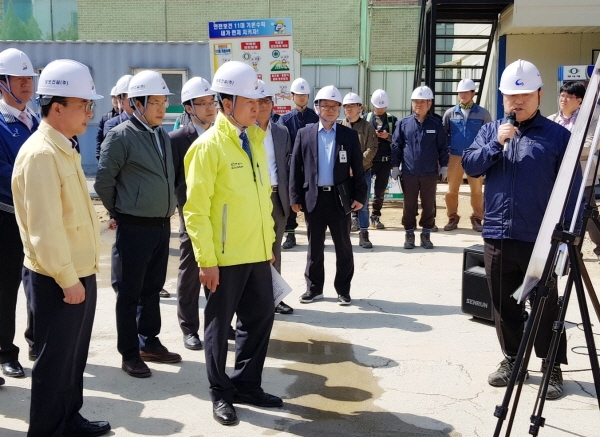 19일 구본영 천안시장과 시 간부공무원들이 SB플라자 건립현장에서 사업추진 방향과 진척상황을 점검하고 있다.