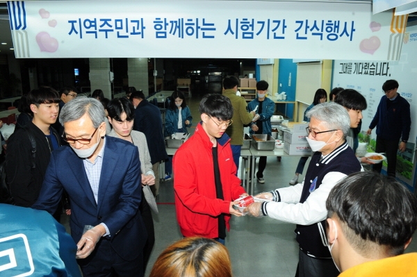 김기영 총장과 총학생회 간부 학생들이 지난 18일 늦은 오후 교내 학생식당에서 중간고사 간식 배식 활동을 벌이고 있다.
