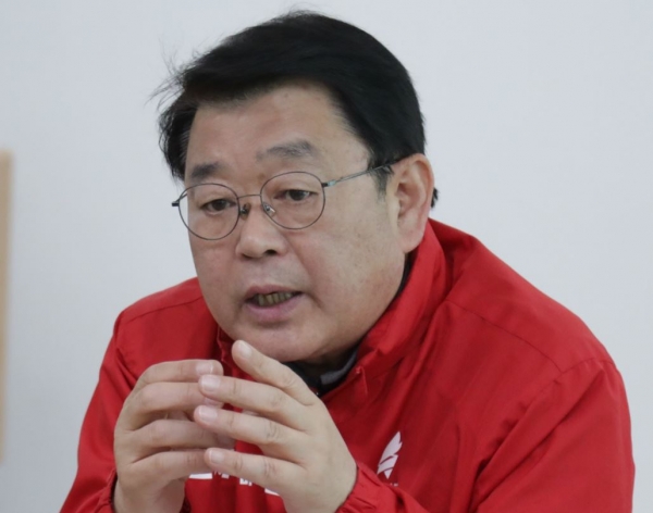 자유한국당 박성효 대전시장 예비후보가 19일 “연구기능에만 국한됐던 대덕연구개발특구를 산업(생산)과 비즈니즈가 가능한 복합공간으로 개편하겠다”는 계획을 밝혔다.