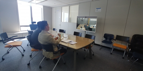 대전센터에 상담을 위해 방문한 한 기업인(오른쪽 첫 번째)이 영상회의시스템을 통해 캠코 본사 담당자들과 상담을 하고 있다.