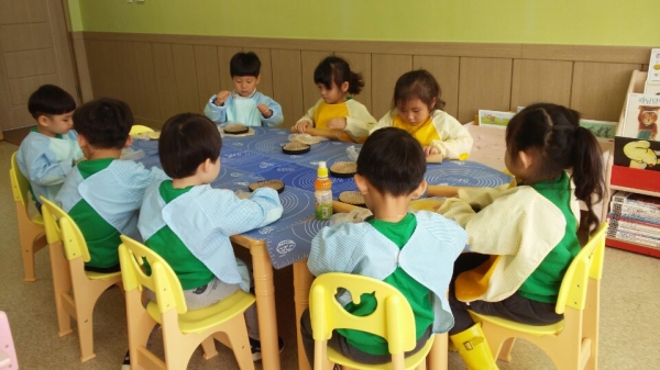 공주교육지원청 유아교육지원센터가  효포초등학교병설유치원을 시작으로 매주 금요일 유아를 위한 체험활동을 운영하고 있다. 사진은 원아들이 쌀과 딸기로 ‘딸기 타르트 만들기’를 하고 있는 모습.