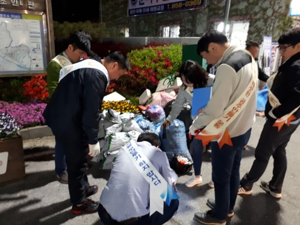 19일 오후 8시부터 공주시는 환경자원과 직원 29명을 5개반으로 편성해 강북지역 상습 불법쓰레기 배출지역을 중으로 단속을 펼쳤다.