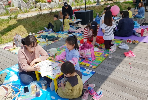 21일 세종 조치원복숭아 봄꽃 축제에 참여한 한 가족이 초여름날씨가 이어지자 그늘에서 쉬고 있다.