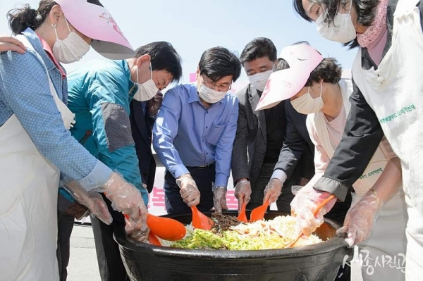 이춘희 세종시장(가운데)이 비빔밥을 봉사들과 함께 비비고 있다. 이날 200인분을 비벼 시민들에게 나눠줬다.