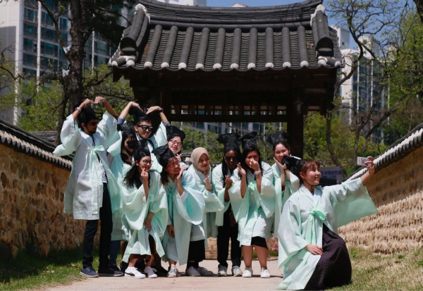 지난 21일 한남대학교 외국인 유학생들이 전통의상을 입어 보며 기념촬영을 하고 있는 모습