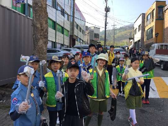 21일 아침, 마을 청소에 구슬땀을 흘린 글꽃초 학생들