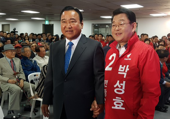 천안 재보선 출마설이 나오고 있는 이완구 전 국무총리가 22일 박성효 대전시장 후보 선거사무소 개소식을 방문했다.