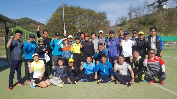 제13회 청양군 테니스협회장기 테니스대회가 지난 21일 청양읍 적누리 공설테니장에서 테니스 동호인 및 가족 등 100여명이 참여한 가운데 열렸다.