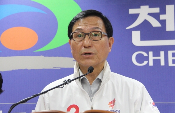 박상돈 자유한국당 천안시장 후보가 25일 천안시청 브리핑실에서 기자회견을 갖고 있다.