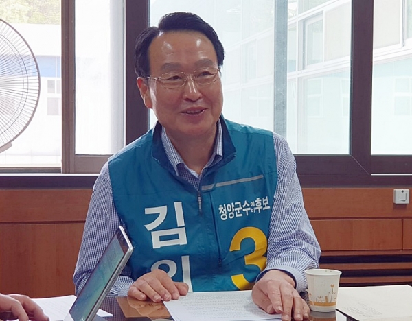 26일 김의환 바른미래당 청양군수 예비후보가 군청브리핑룸에서 기자회견을 갖고 청양군수선거에 출마한다고 선언하고 있다.