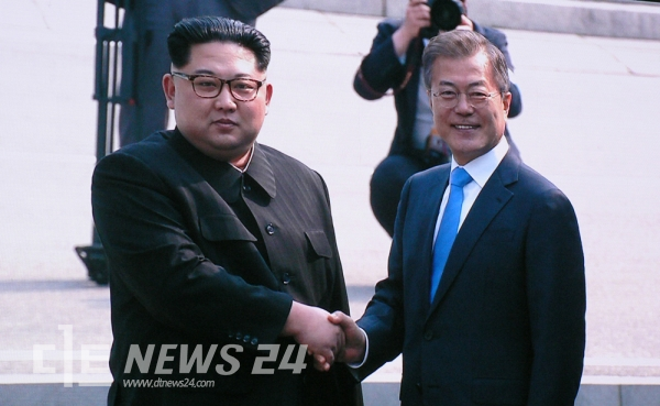 문재인 대통령과 김정은 북한 국무위원장이 27일 오전 9시 30분 판문점 군사분계선에서 악수를 나누며 역사적인 장면을 연출했다.
