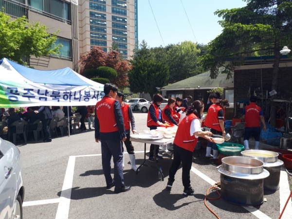 지난 25일 현대1차아파트 경로당을 방문해 어르신 100여명을 위해 국수무료나눔 행사를 펼치는 등 남북한 주민이 함께하는 봉사를 통해 노인을 공경하고 위로하는 뜻깊은 시간을 가졌다.