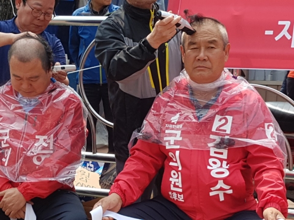 김왕수(오른쪽) 군의원, 전연석 군의원.
