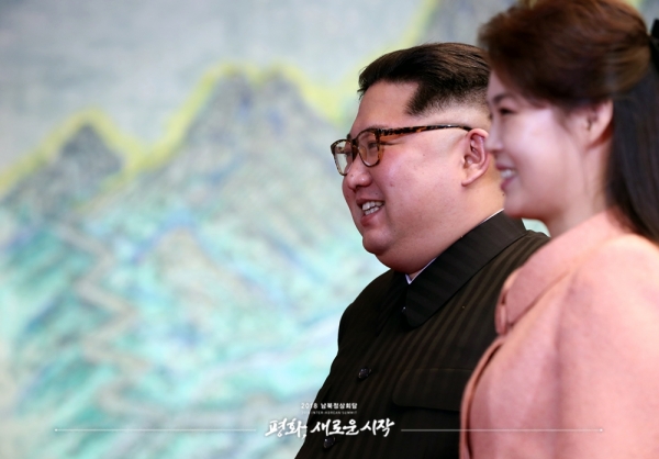김정은 북한 국무위원장과 부인 이설주 여사. 2018남북정상회담 홈페이지.
