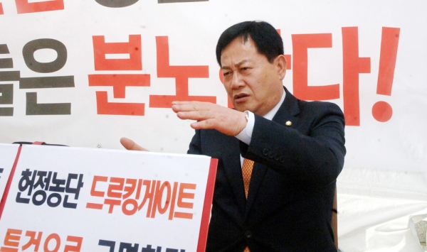 이은권 자유한국당 대전시장위원장이 지난 26일 국회 앞 천막농성 장에서 본보와 인터뷰를 하고 있는 모습.