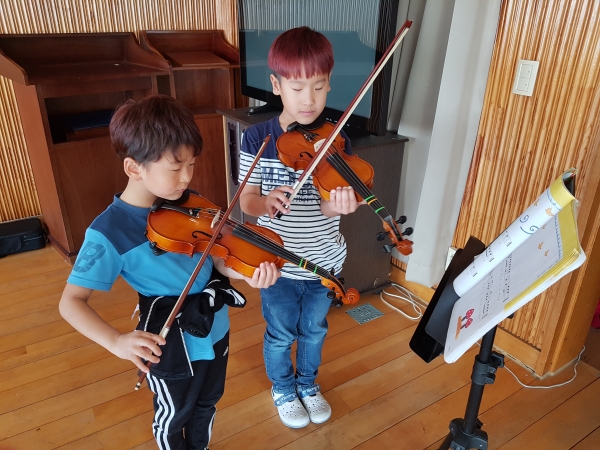 바이올린 연습하는 학생들.