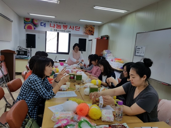 계룡시자원봉사센터(센터장 김창성)가 최근 센터 교육실에서 새롭게 결성된 봉사단체인 '더 나눔봉사단' 단원들을 대상으로 '환경수세미 뜨기 교육'을 진행했다.(사진=계룡시 제공)