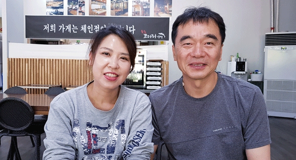 촤측부터 부인 천정미씨와 윤홍철 대표