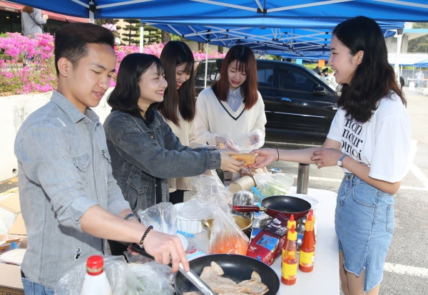 공주대는 2일 자료도서관 야외 주차장 주변에서 대학생을 비롯한 외국인, 시민 등을 대상으로 2018 다문화체험 음식문화 축제를 열었다.