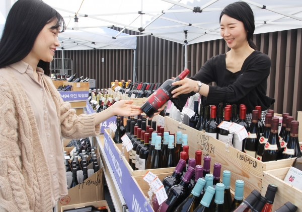 12층 패밀리마크에서 열리고 있는 ‘2018 비노 494 월드 와인 페스티벌’ 행사에 고객이 와인을 살펴보고 있다.