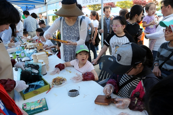 서천군은 5일 제96회 어린이날을 기념해 봄의 마을 광장에서 어린이와 보호자 등 1300여 명이 참여한 가운데 ‘서천 어린이날 큰잔치’ 행사를 개최했다.