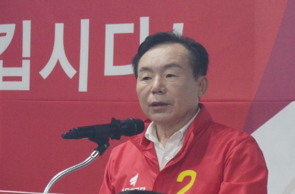 이인제 자유한국당 충남지사 후보가 17일 천안시 불당동에서 선거사무소 개소식을 가졌다.