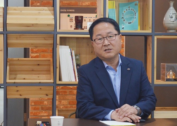 남궁영 권한대행이 21일 내포열병합발전소에 대해 설명하고 있다.