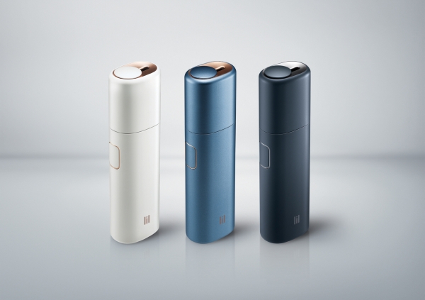 KT&G가 궐련형 전자담배 ‘릴 플러스(lil Plus+)’를 23일 공식 출시했다. ‘화이트’, ‘블루’, ‘다크네이비’ 총 3가지 색상으로 출시되는 ‘릴 플러스’는 듀얼히팅 및 청소 등 다양한 기능들을 추가했다.