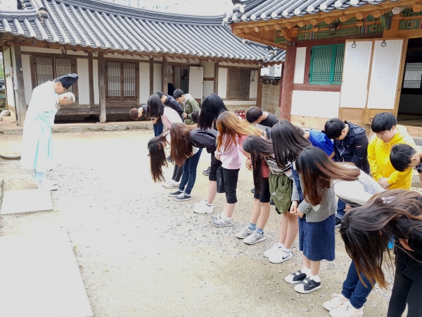 당진초등학교 학생들이 당진향교를 방문, 인문인성 교육을 받고 있는 장면