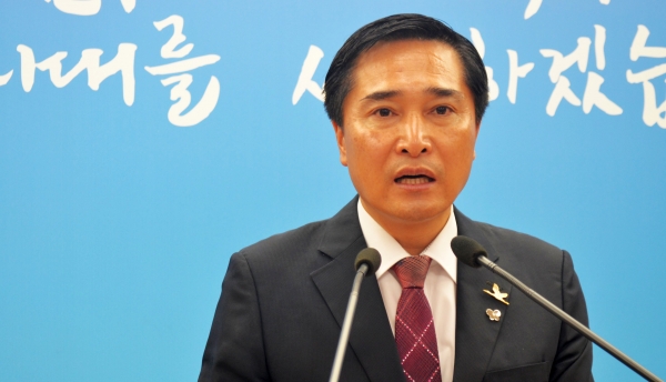 김용필 전 충남지사 예비후보가 24일 이인제 자유한국당 후보 지지 의사를 밝혔다.
