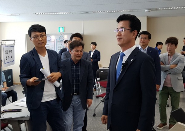 허태정 민주당 대전시장 후보가 발가락 문제와 관련된 의혹에 대해 입장을 밝히고 있다.