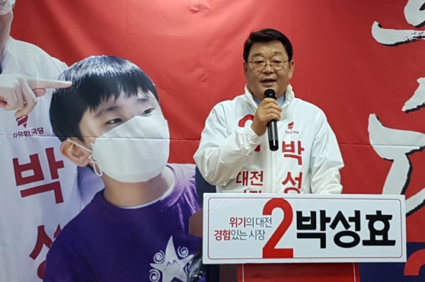 박성효 한국당 대전시장 후보가 남충희 바른미래당 후보를 향해 후보 단일화를 제안했다.