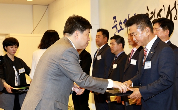 모던종합상조(주) 남재광 대표이사(우측)가 대전세종충남 중소기업인대회에서 상조업계에서는 처음으로 중소벤처기업부장관 모범중소기업인 표창을 수상했다.