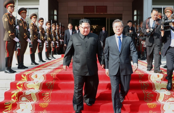 문재인 대통령과 김정은 북한 국무위원장이 지난 26일 오후 판문점 북측 통일각에서 2차 남북 정상회담을 마친 뒤 손을 잡고 회담장을 나서고 있다. 청와대 제공.