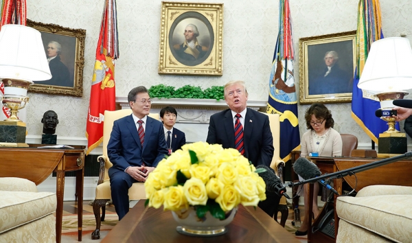 문재인 대통령과 도널드 트럼프 미국 대통령이 지난 23일 워싱턴 백악관에서 한미 정상회담을 갖고 있는 모습. 청와대 제공.
