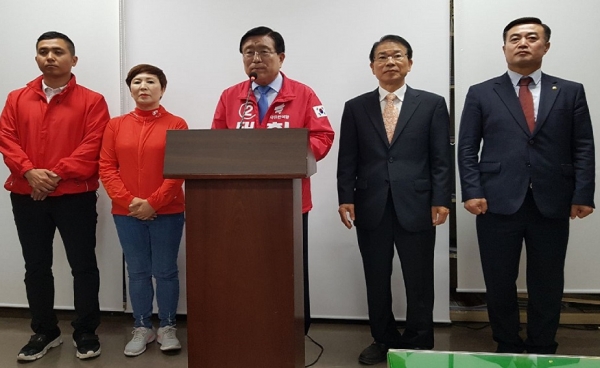 한상기 한국당 태안군수 후보(가운데)가 29일 태안군청 브리핑 룸에서 민선 7기 선거공약을 발표하고 있다