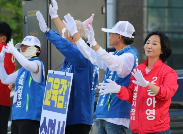 31일 송아영 세종시장 후보가 정부세종청사 앞에서 공무원들을 대상으로 손을 들어 인사를 하고 있다.
