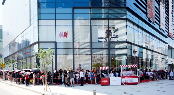 H&M 대전 둔산점 오픈을 기다리는 고객들