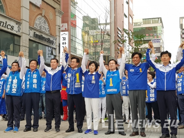추미애 대표가 대전지역 민주당 소속 후보들과 기념촬영을 하고 있다.