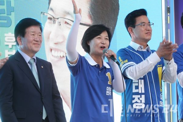 추미애 대표가 대전시민들께 민주당 소속 후보들의 지지를 호소하고 있다.